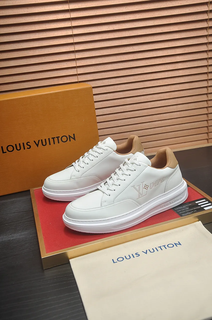 Men's men's shoes 💰640💶Original development, quality shipping, welcome to compare - LV sneaker series sports shoes introduce the loose silhouette of the ready-to-wear series into the spring and summer men's wear shows and make an eye-catching appearance. The cow leather upper is combined with rough fabric laces, and colorful beading highlights the brand's classic elements. LV letters mark the tongue and Monogram floral outsole. Mixed materials Made of top-grain cowhide, thick shoelace design, large Monogram print on the side, mesh lining and cotton feet, the comfort is as extreme as ever, premium heritage, quality first, worth owning! Size: Men’s 38-45 (45 is custom-made and cannot be returned or exchanged)